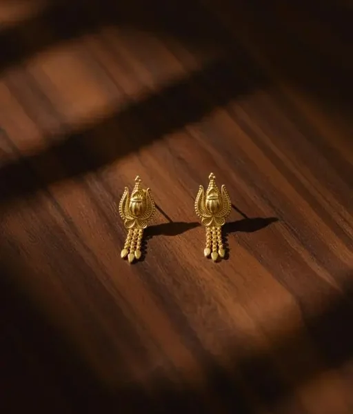 Complete your festive and traditional look with these exquisite gold-plated earrings that bring together heritage-inspired design, elegant detailing, and a luxurious golden glow ✨(J5)